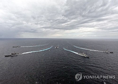 韩美陆海空三军在东部海域实施海上联演