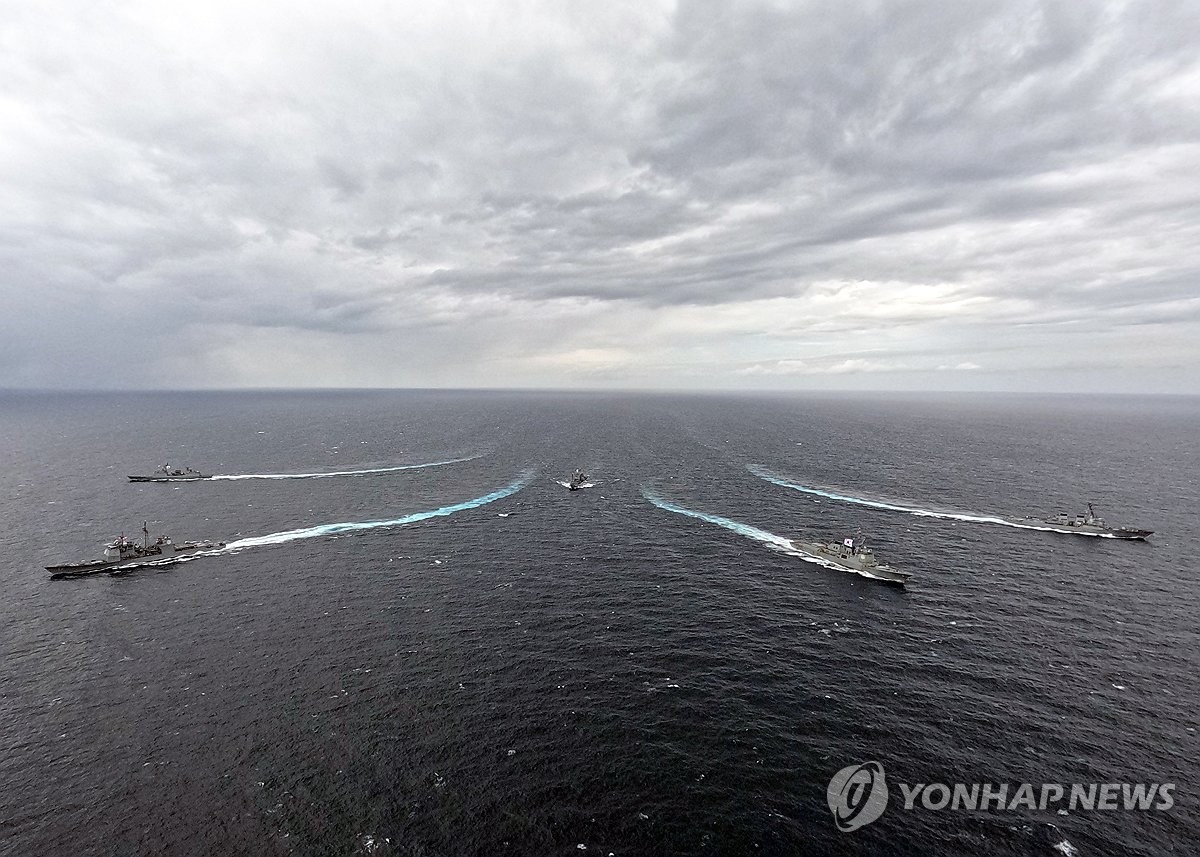 韩美陆海空三军在东部海域实施海上联演