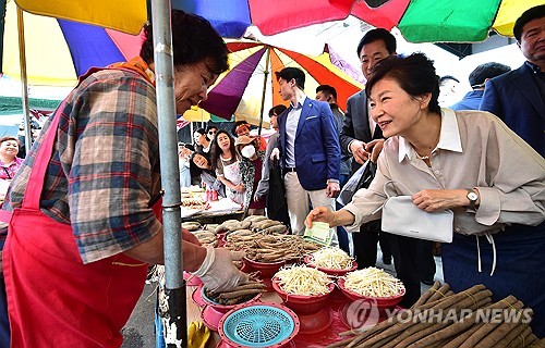 朴槿惠走访传统市场