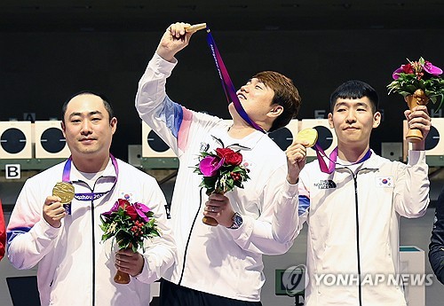 韩国摘亚运射击男子10米移动靶混合速团体金牌