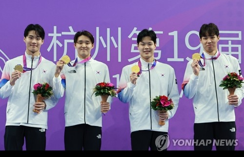韩国队夺得游泳接力赛冠军