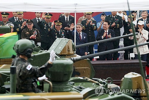韩总统首次与街头民众同观国军行进