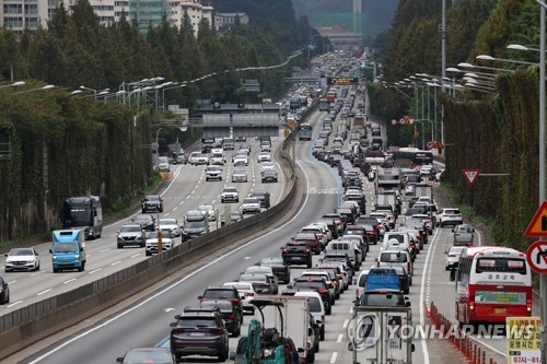 韩国秋运返乡潮开始 多条高速公路现拥堵