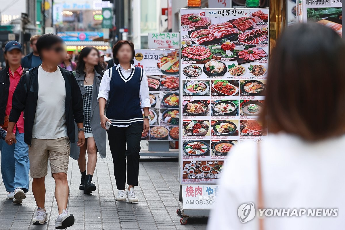 资料图片：首尔一美食街 韩联社