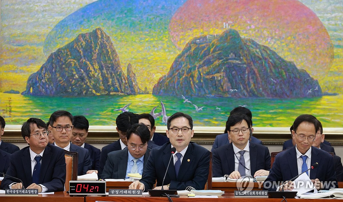 10月16日，在韩国国会，公正交易委员会委员长韩基贞（前排居中）出席国会政务委员会国政监查。 韩联社