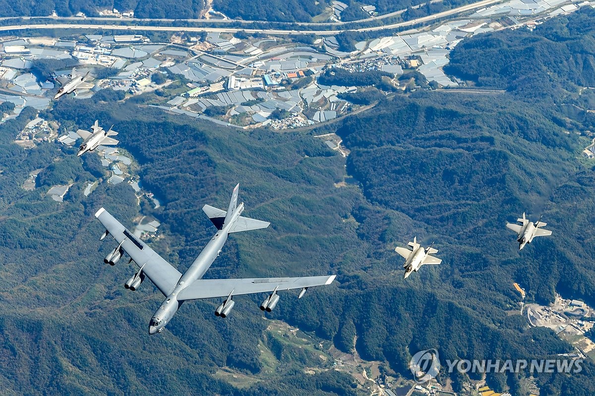 10月17日,美国空军B-52H战略轰炸机与韩国空军F-35A战斗机在韩半岛上空展开联合演习。 韩联社/空军供图(图片严禁转载复制)