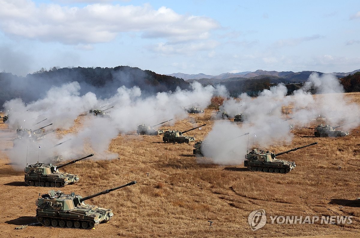 资料图片：2023年10月27日，在江原道铁原郡葛末邑松湖洞炮兵训练场，陆军进行“K-9A1”“K-55A1”射击演练。 韩联社