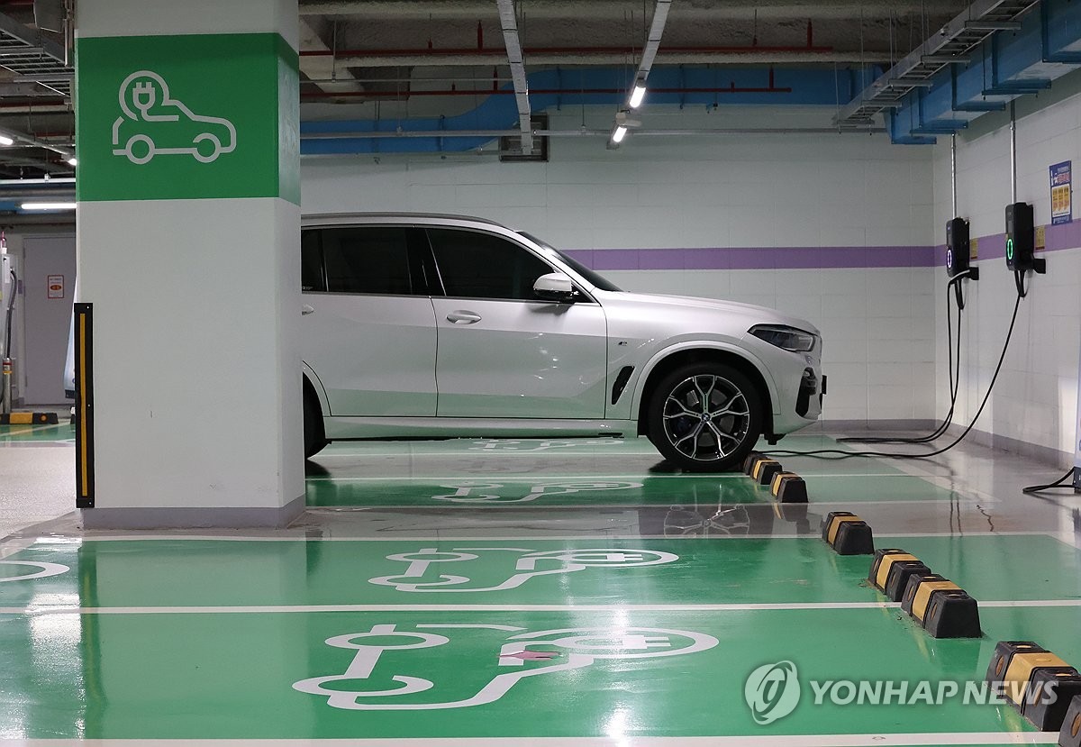 资料图片：电动汽车充电 韩联社