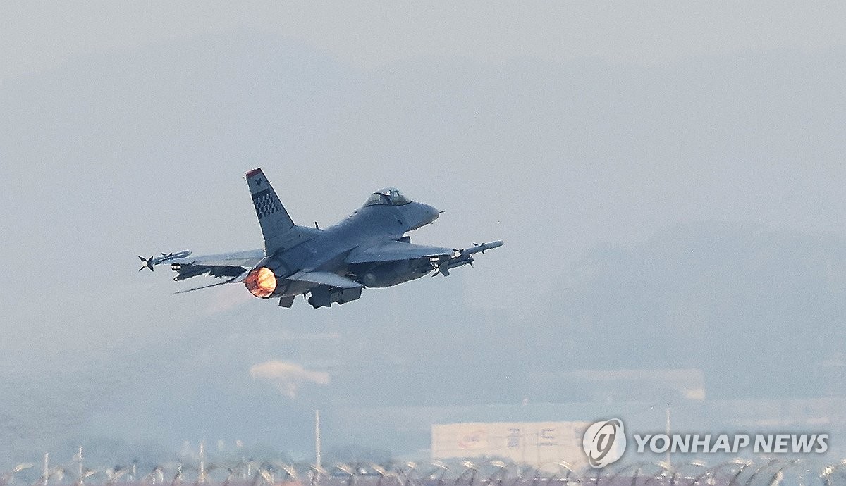 资料图片：2023年10月30日，F-16战机在乌山基地起飞。 韩联社