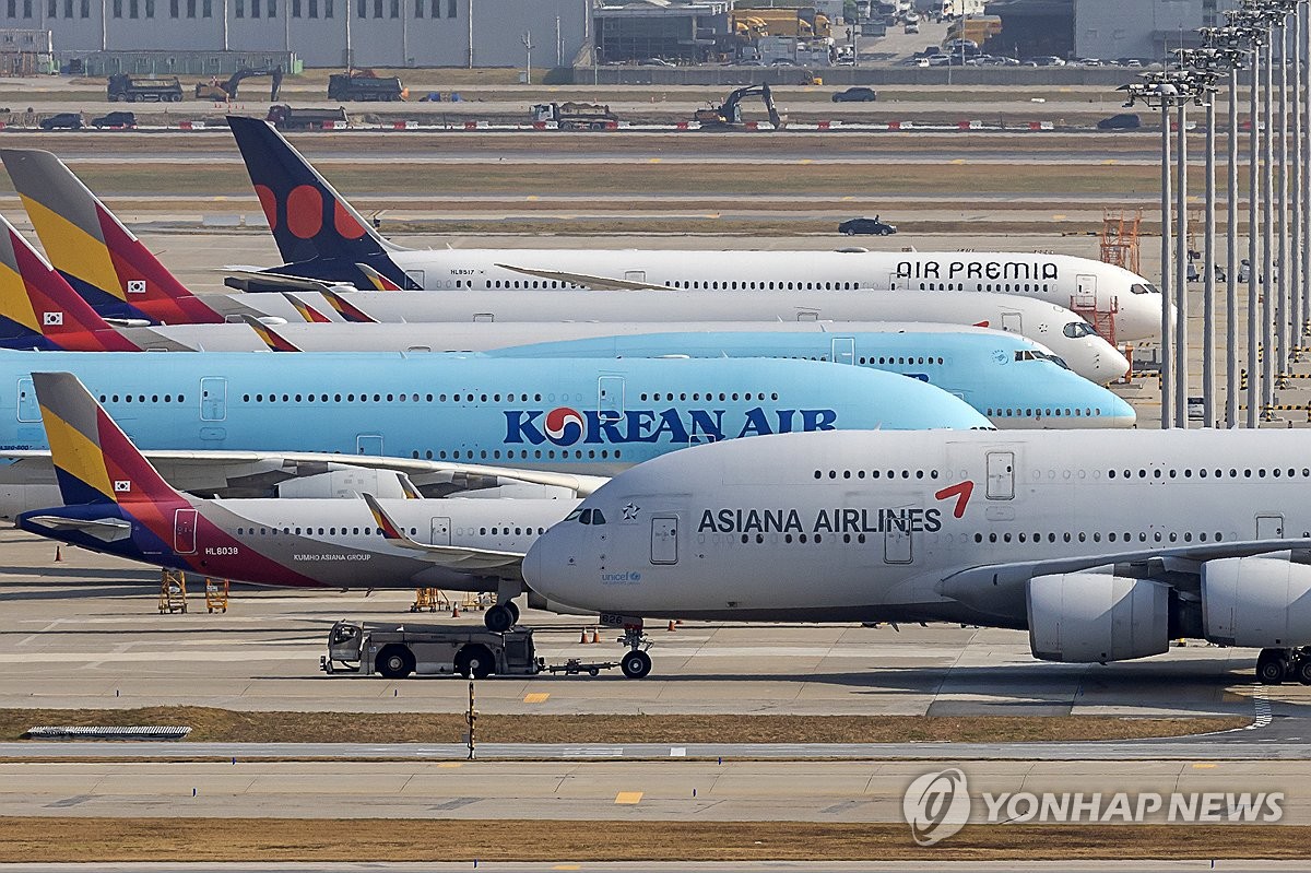 11月2日，在仁川国际机场，大韩航空客机和韩亚航空客机停靠停机坪。 韩联社