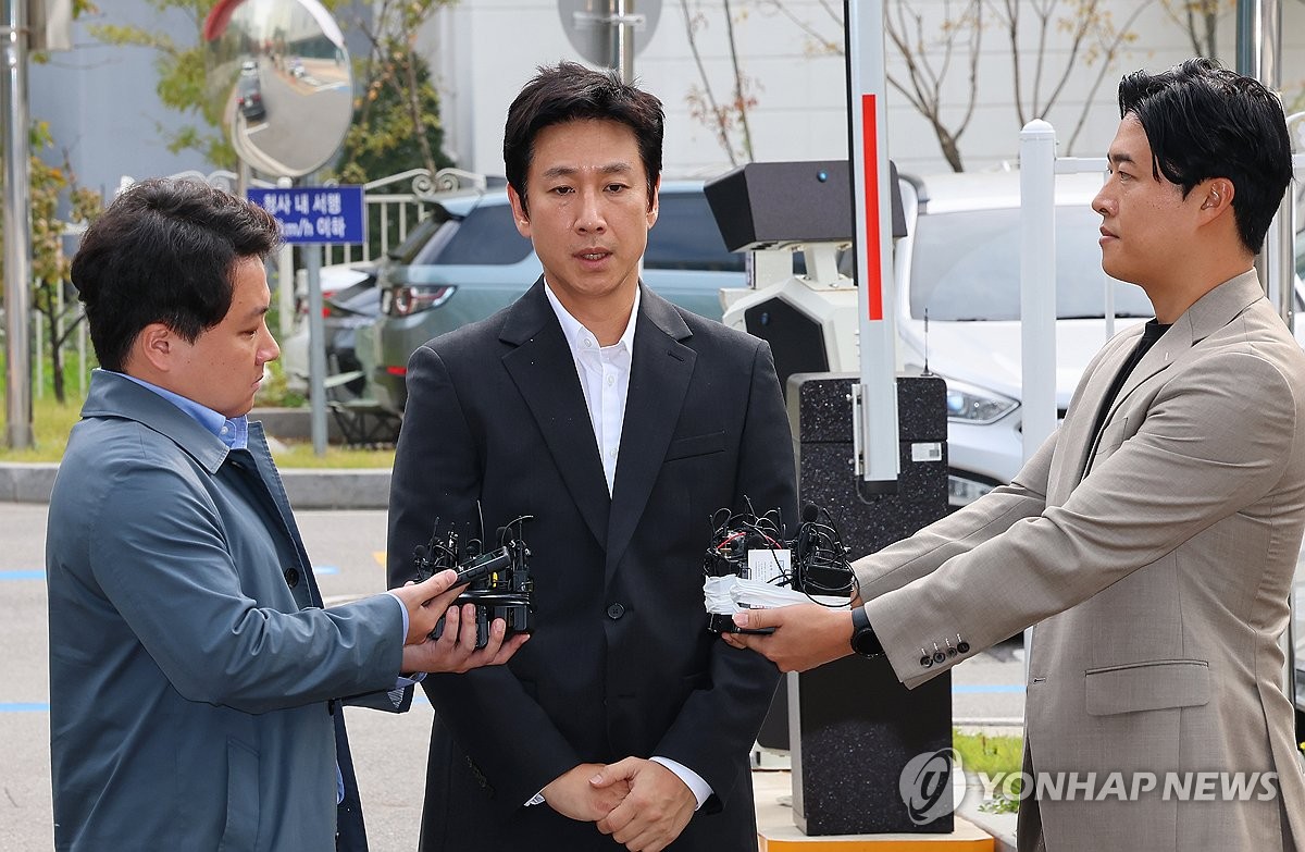 资料图片：11月4日，在仁川论岘警察署的仁川警察厅毒品犯罪侦查科前，演员李善均（中）因涉嫌吸毒到案接受警方二次调查。 韩联社