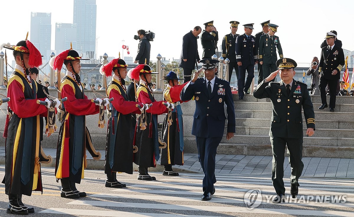 11月12日上午，在首尔龙山区的国防部练兵场举行的欢迎仪式上，韩国联合参谋本部议长金承谦（右）和到访的美军参谋长联席会议主席查尔斯·布朗一同检阅韩军仪仗队。 韩联社/联合摄影记者团