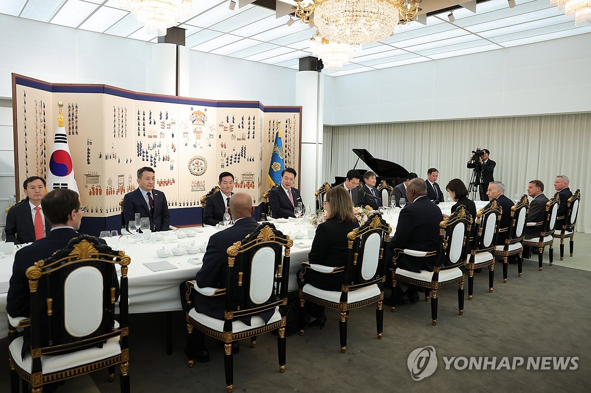 11月12日，在位于首尔龙山区汉南洞的总统官邸，韩国总统尹锡悦（后排左四）同到访的美国国防部长劳埃德·奥斯汀（前排左四）一行共进晚餐。 韩联社/总统办公室供图（图片严禁转载复制）