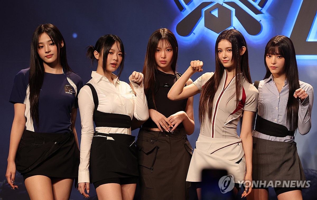 资料图片：11月15日，在首尔举行的《英雄联盟》S13全球总决赛媒体日上，为总决赛演唱主题曲的女团NewJeans亮相。 韩联社
