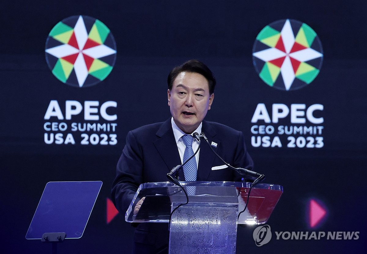 资料图片：当地时间11月15日，在美国旧金山的莫斯康展览中心，韩国总统尹锡悦出席亚太经合组织（APEC）工商领导人峰会并发表主旨演讲。 韩联社