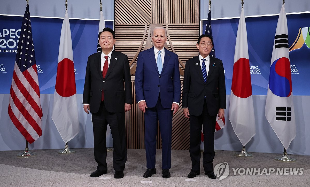 当地时间11月16日，在美国旧金山，韩国总统尹锡悦（左起）、美国总统拜登和日本首相岸田文雄借亚太经合组织（APEC）峰会之机另行会晤。图为三方合影留念。 韩联社