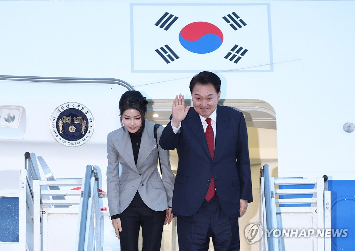 当地时间11月17日，在旧金山国际机场，韩国总统尹锡悦（右）和夫人金建希乘坐总统专机“空军一号”启程回国。 韩联社