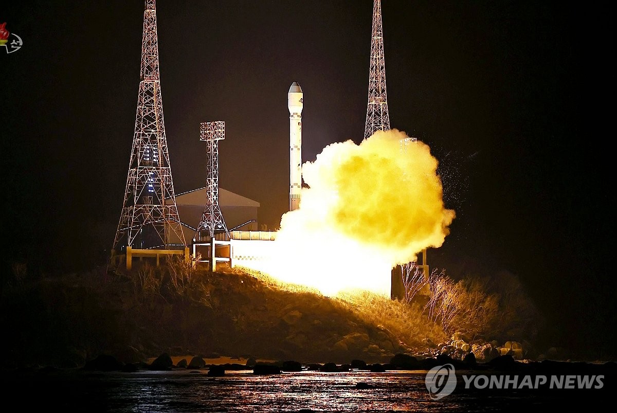 资料图片：据朝中社11月22日报道，朝鲜国家航空宇宙技术总局21日晚利用新型运载火箭“千里马-1”型将侦察卫星“万里镜-1”号成功发射升空。图为朝中社发布的发射现场照。 韩联社/朝中社（图片仅限韩国国内使用，严禁转载复制） 韩联社