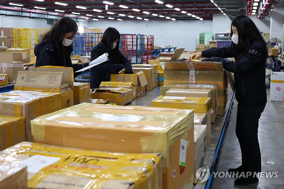 资料图片：仁川机场本部税关特种货物运输中心 韩联社