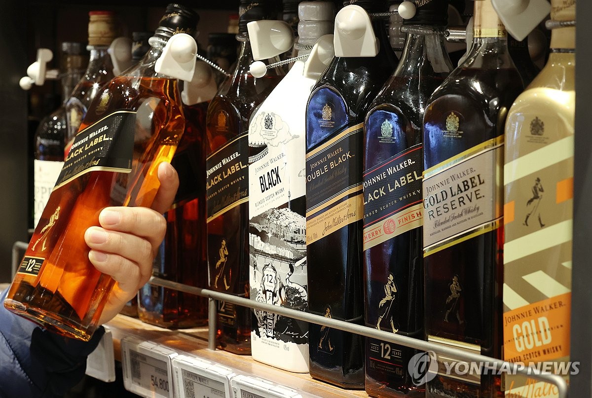 资料图片：首尔一超市的威士忌货架，摄于2023年11月23日。 韩联社
