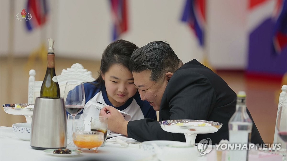 资料图片：11月23日，朝鲜国务委员会委员长金正恩（右）携女儿金主爱（音）在平壤餐厅“木兰馆”设宴庆祝侦察卫星发射成功。 韩联社/朝鲜央视画面（图片仅限韩国国内使用，严禁转载复制）