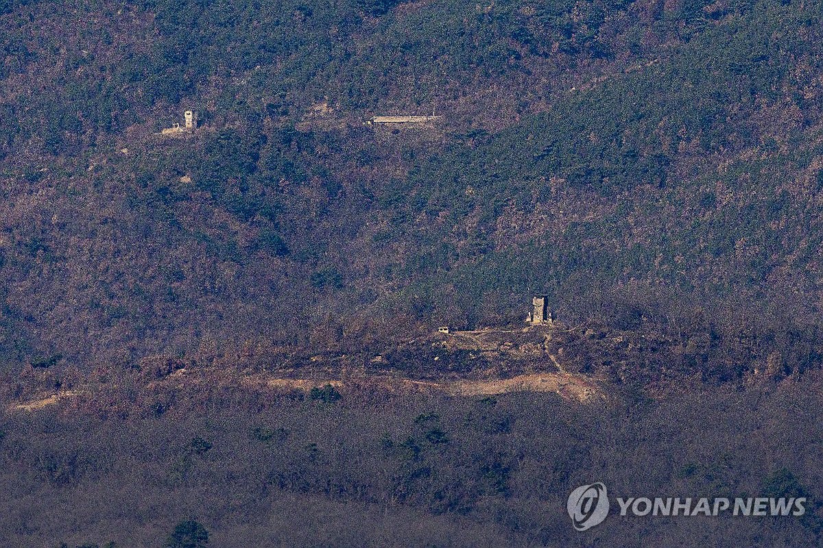 资料图片：2023年11月28日，从韩国京畿道涟川郡非军事区（DMZ）眺望到的朝鲜哨所一片寂静。 韩联社