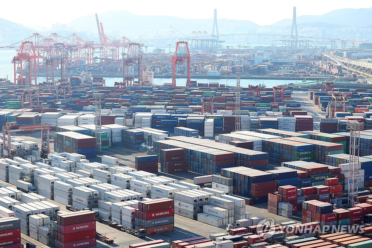资料图片：釜山港货运码头 韩联社