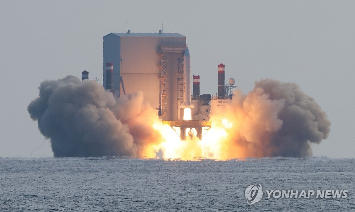 12月4日，在济州西归浦市近海，韩军自主研发的固体燃料火箭第三次试射成功。图为试射现场。 韩联社