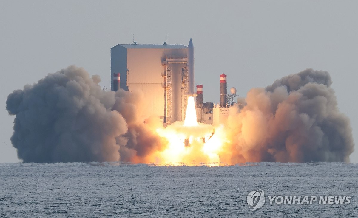 12月4日，在济州西归浦市近海，韩军自主研发的固体燃料火箭第三次试射成功。图为试射现场。 韩联社