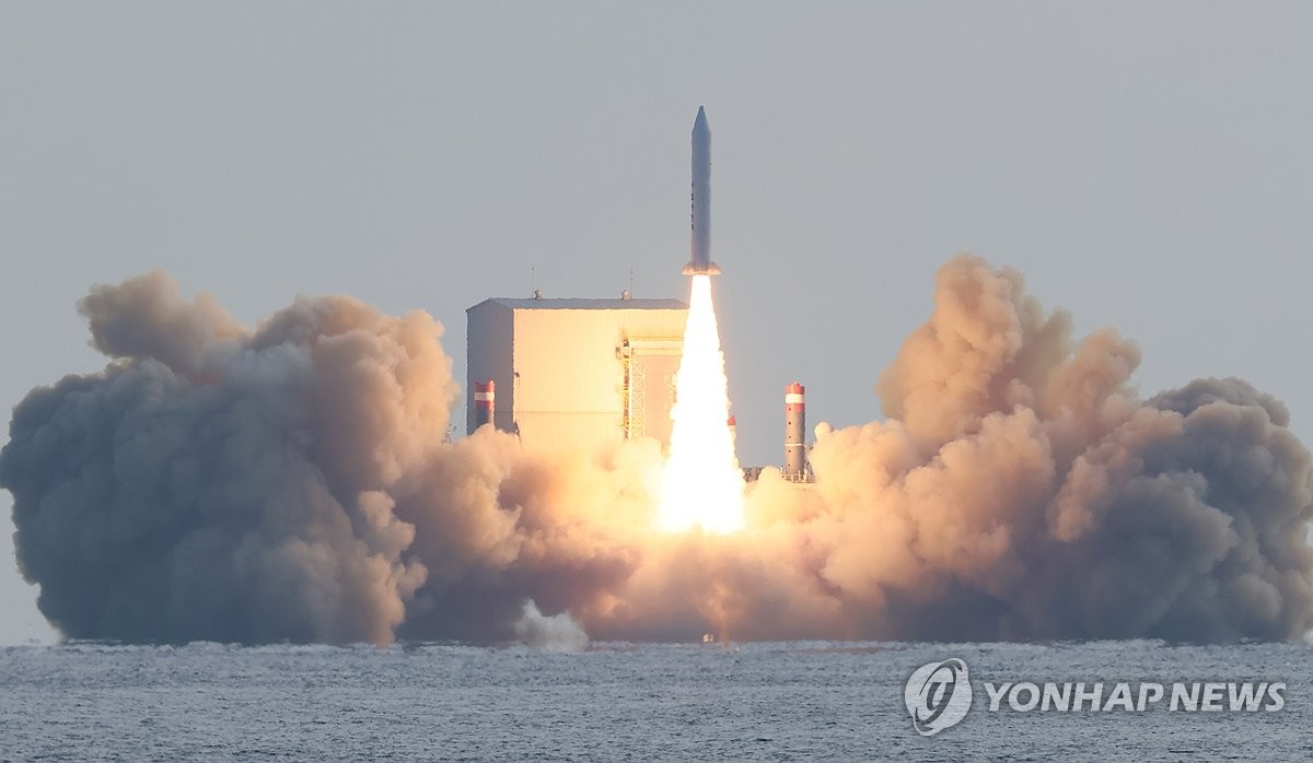 12月4日，在济州西归浦市近海，韩军自主研发的固体燃料火箭第三次试射成功。图为试射现场。 韩联社