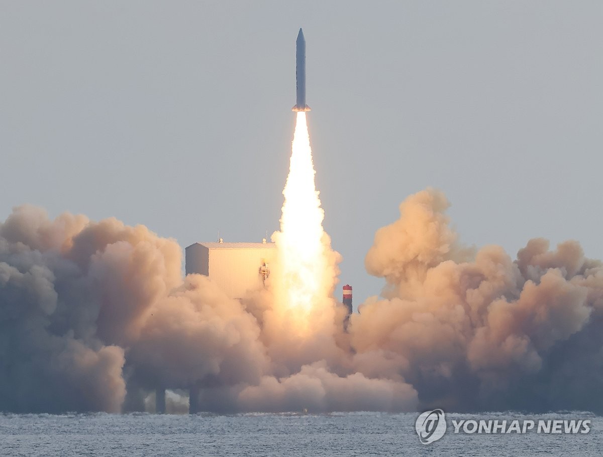 12月4日，在济州西归浦市近海，韩军第三次试射使用固体燃料的航天运载器。 韩联社