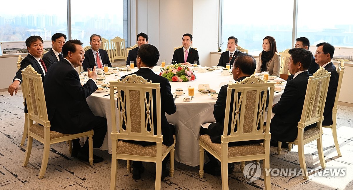 12月5日，在首尔龙山总统府，韩国总统尹锡悦（前排左一）与执政党国民力量领导班子共进午餐。 韩联社/国民力量供图（图片严禁转载复制）