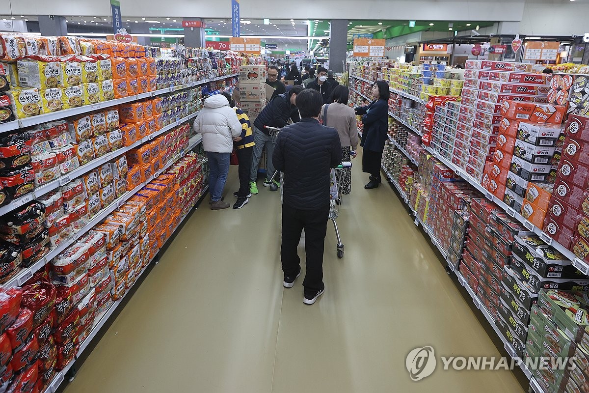 资料图片：一家超市的方便面货架 韩联社
