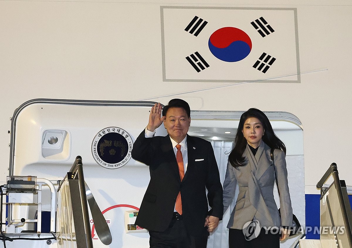 当地时间12月11日，韩国总统尹锡悦（左）和夫人金建希搭乘总统专机“空军一号”抵达荷兰阿姆斯特丹史基浦机场。 韩联社