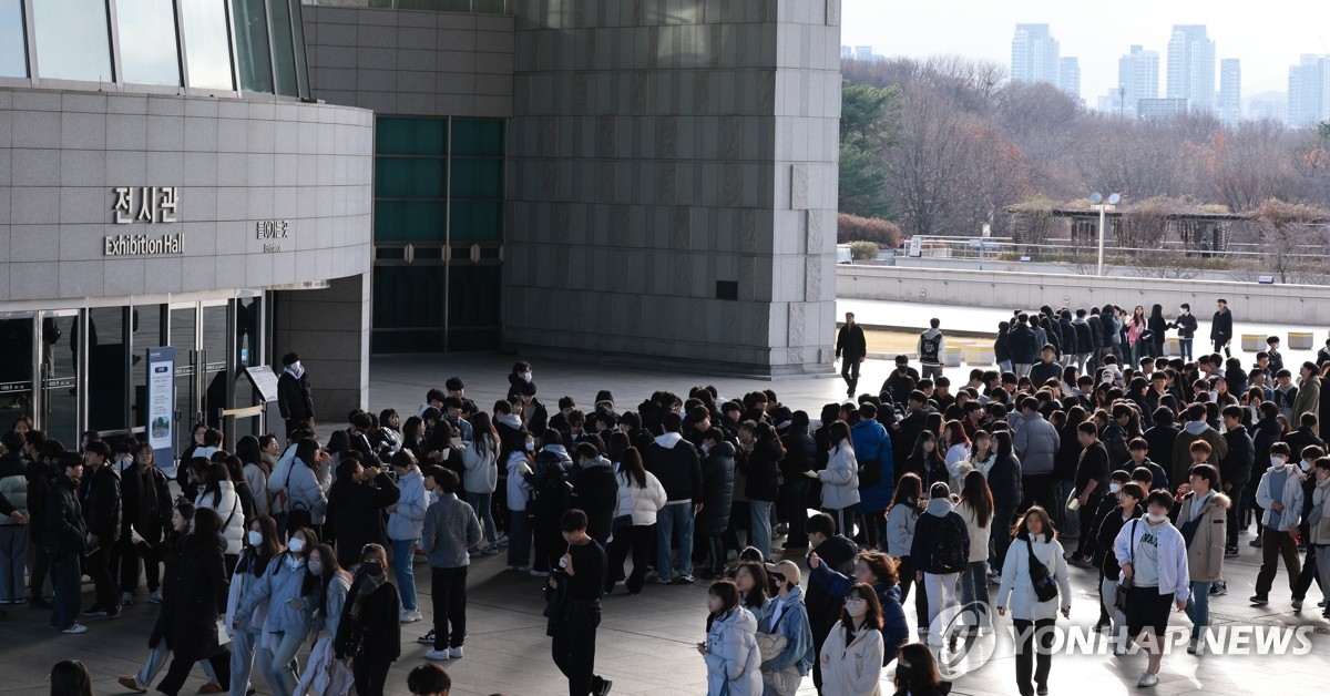 12月13日，在首尔龙山区的国立中央博物馆前，访客们排队等待入场。 韩联社