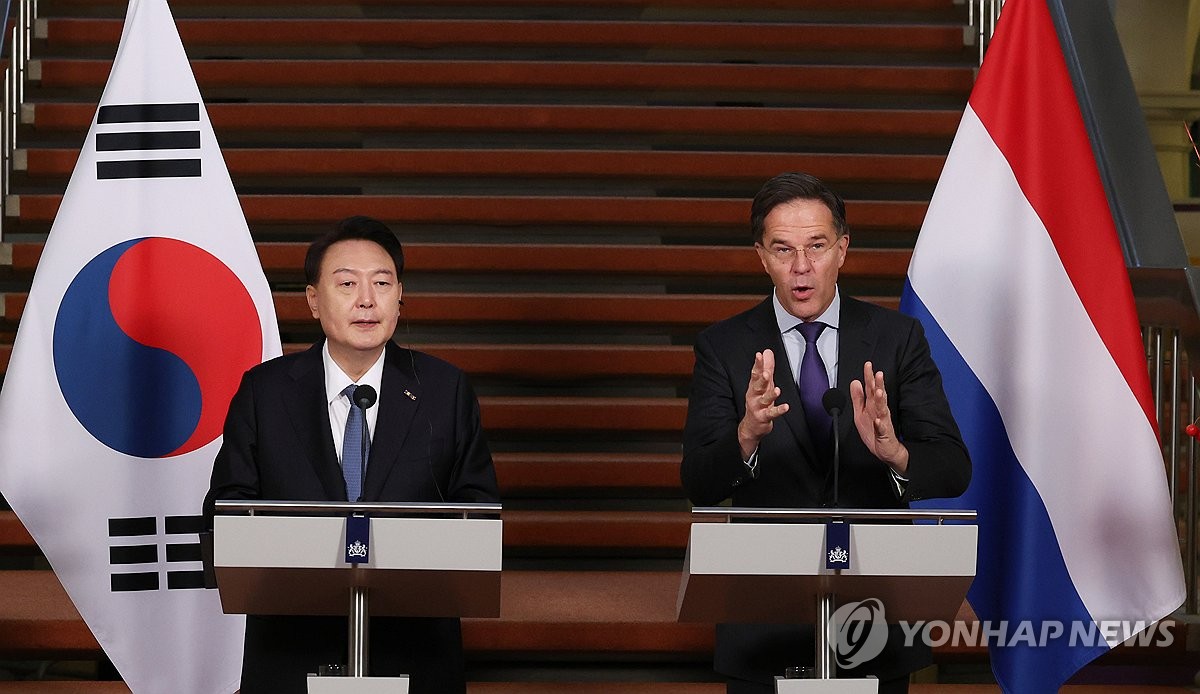 资料图片：当地时间12月13日，在荷兰海牙，韩国总统尹锡悦（左）和荷兰首相马克·吕特在会谈后共同会见记者。 韩联社