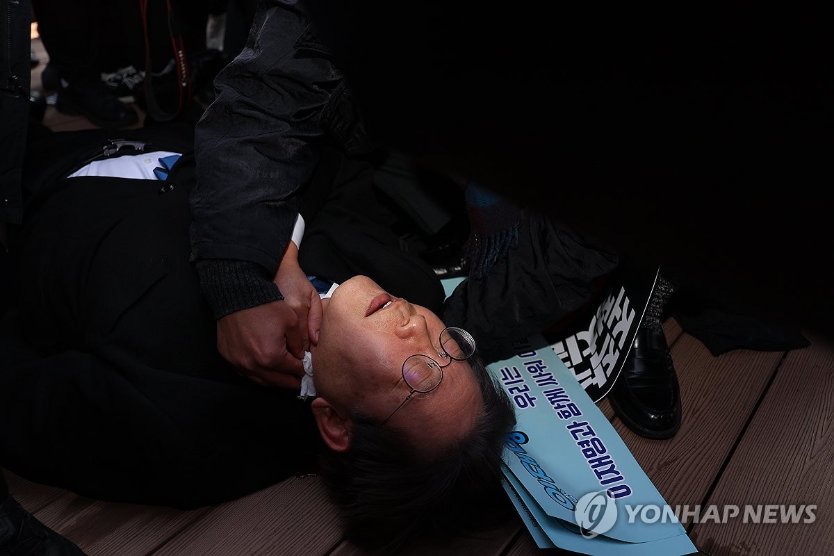1月2日上午，李在明在釜山视察时遭到袭击，流血倒地。 韩联社