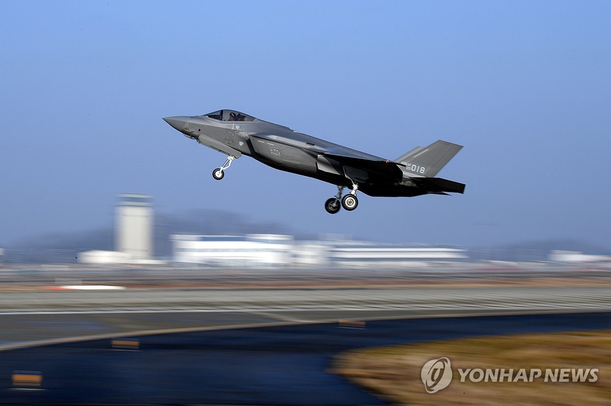 资料图片：图为紧急出动的韩国空军F-35A战斗机，摄于1月4日。 韩联社/韩国空军供图（图片严禁转载复制）