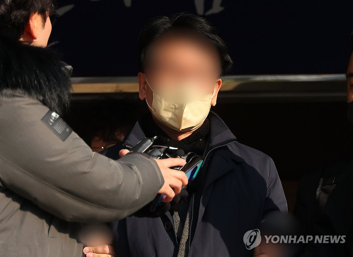 1月10日，在釜山，袭击李在明的犯罪嫌疑人金某被送检。 韩联社