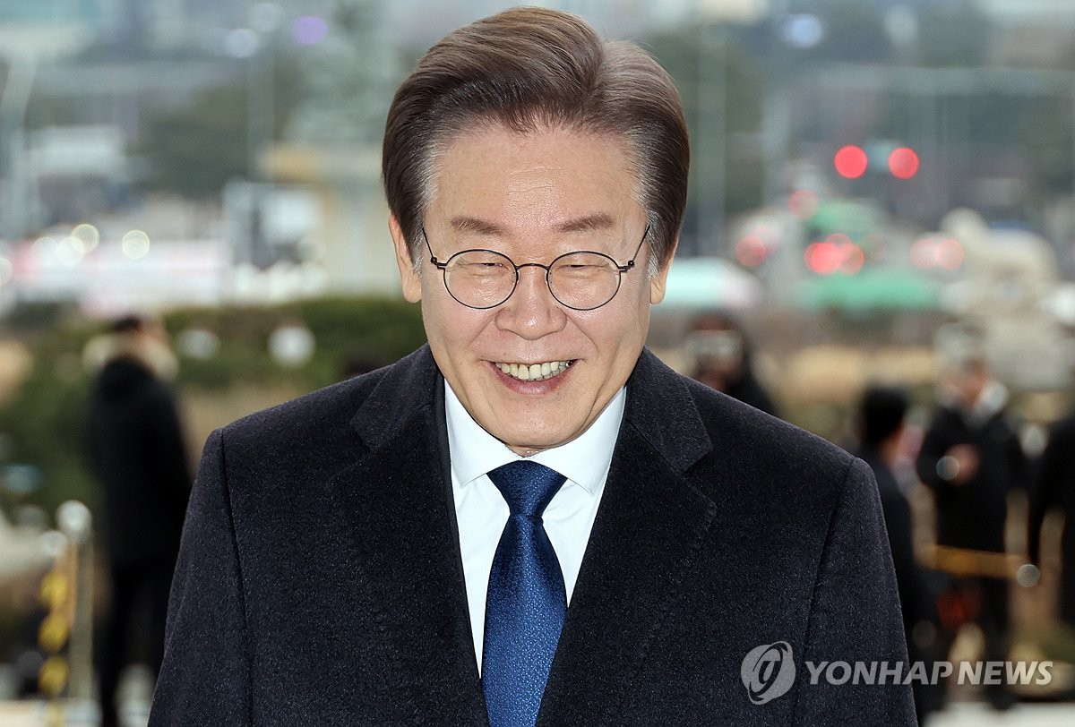 1月17日，李在明时隔半月到国会上班。 韩联社