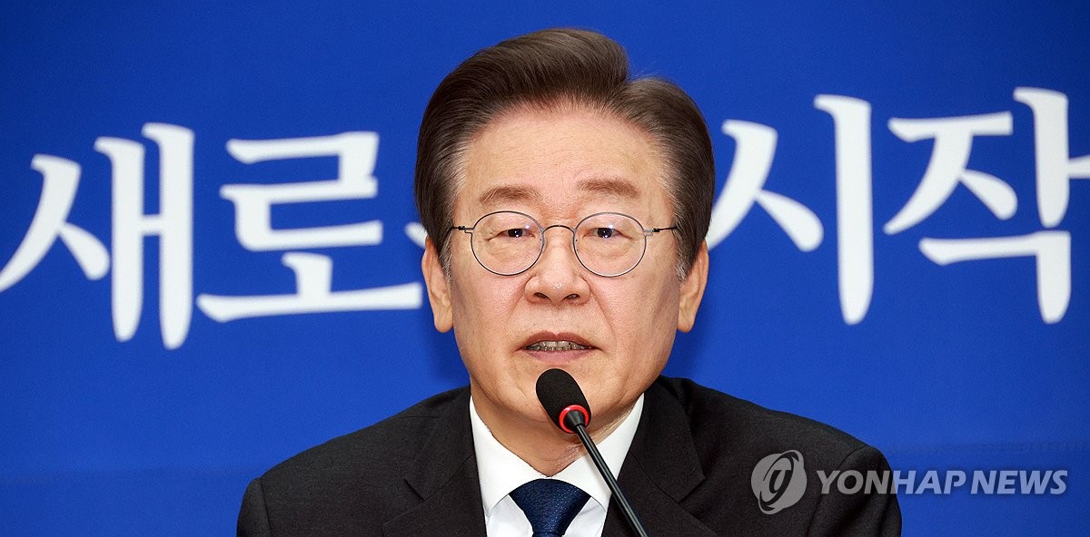 1月17日，在韩国国会，李在明主持召开民主党最高委员会议。 韩联社