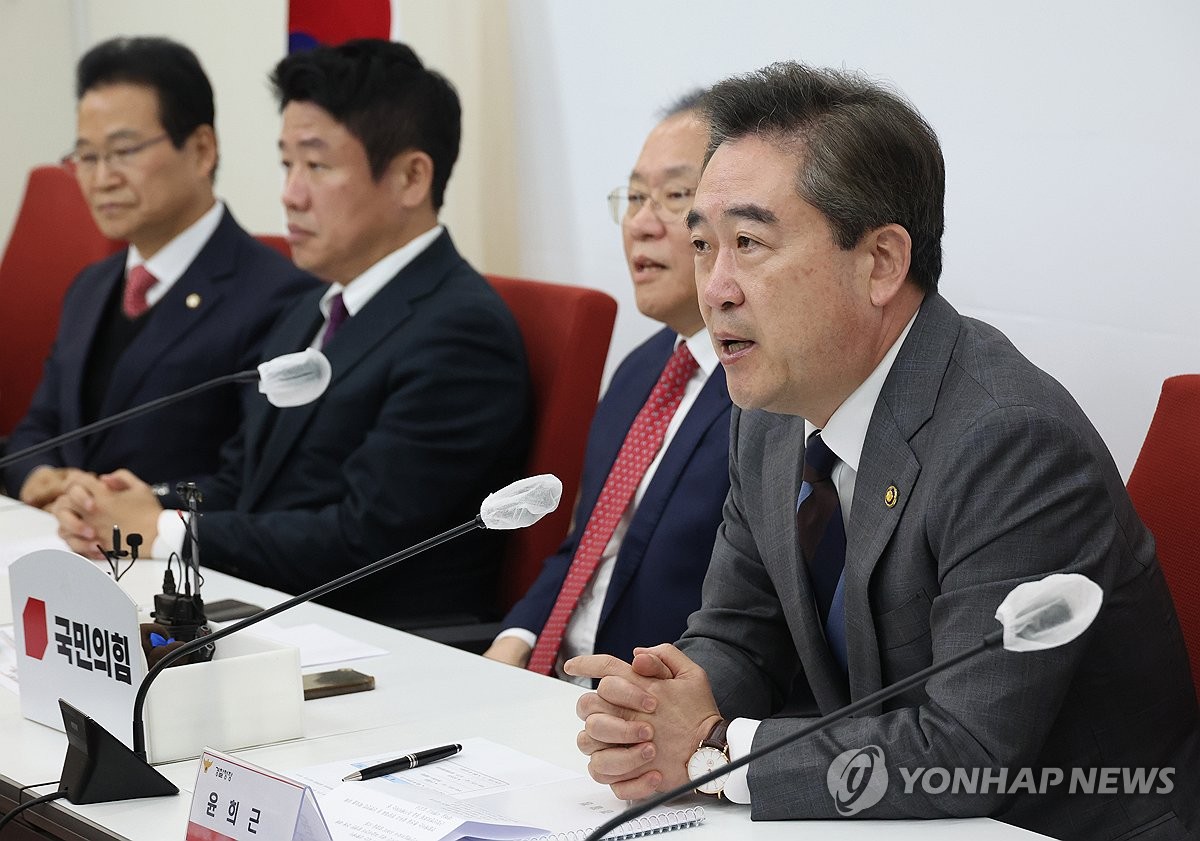 1月29日，在执政党国民力量党部大楼，韩国警察厅厅长尹熙根（右一）发言。 韩联社