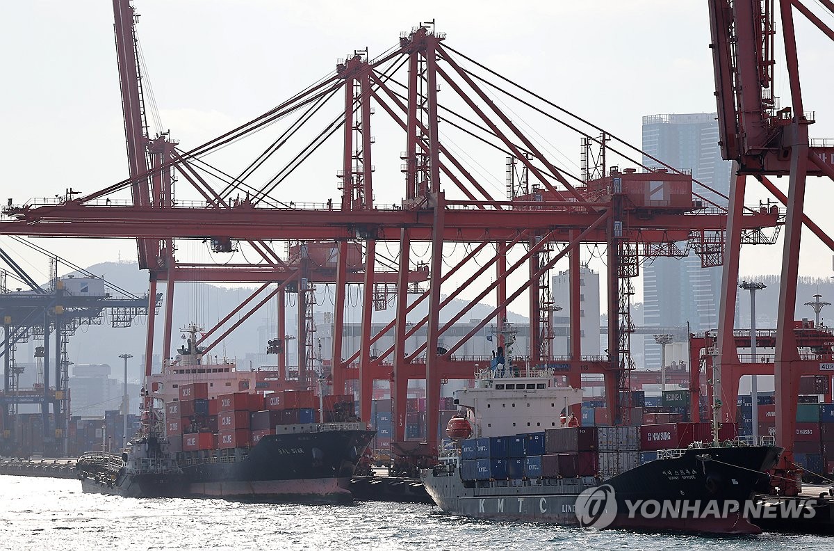 资料图片：2月13日，在釜山港，集装箱等待装船。 韩联社