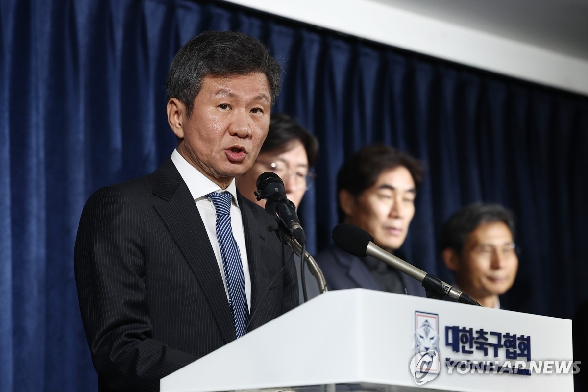 2月16日，在首尔钟路区的足球会馆，大韩足球协会会长郑梦奎召开记者会并发布更换国足主帅的消息。 韩联社