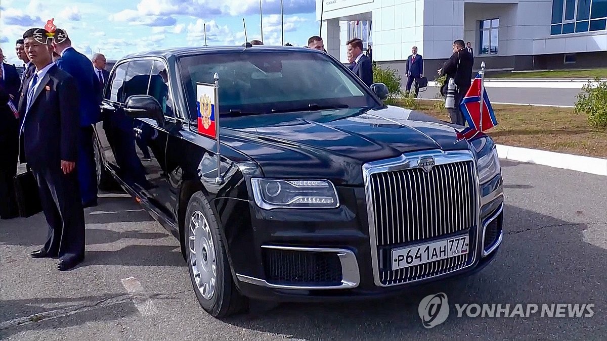 资料图片：图为金正恩去年访问俄罗斯东方航天发射场时与普京搭乘的阿鲁斯专车。 韩联社/朝鲜央视截图（图片仅限韩国国内使用，严禁转载复制）