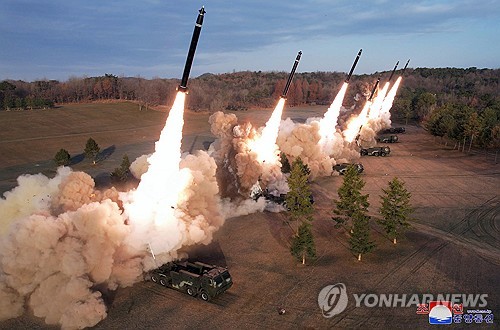 金正恩指导超大型火箭炮射击训练