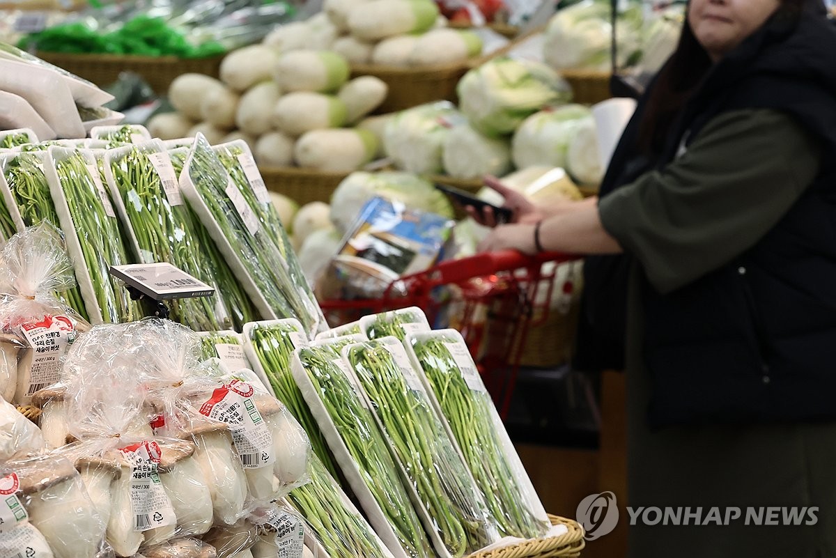 资料图片：首尔一家大型超市的农产品货架 韩联社