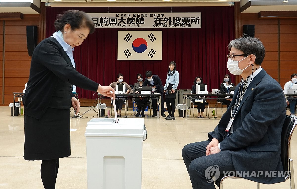 资料图片：3月27日，在设于韩国驻东京总领馆的投票站，一名旅日选民参加韩国第22届国会议员选举旅外选民投票。 韩联社