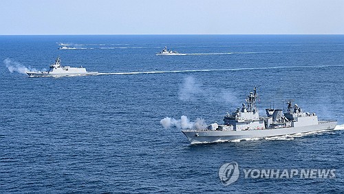 韩国海军第一舰队在东部海域实施机动演习