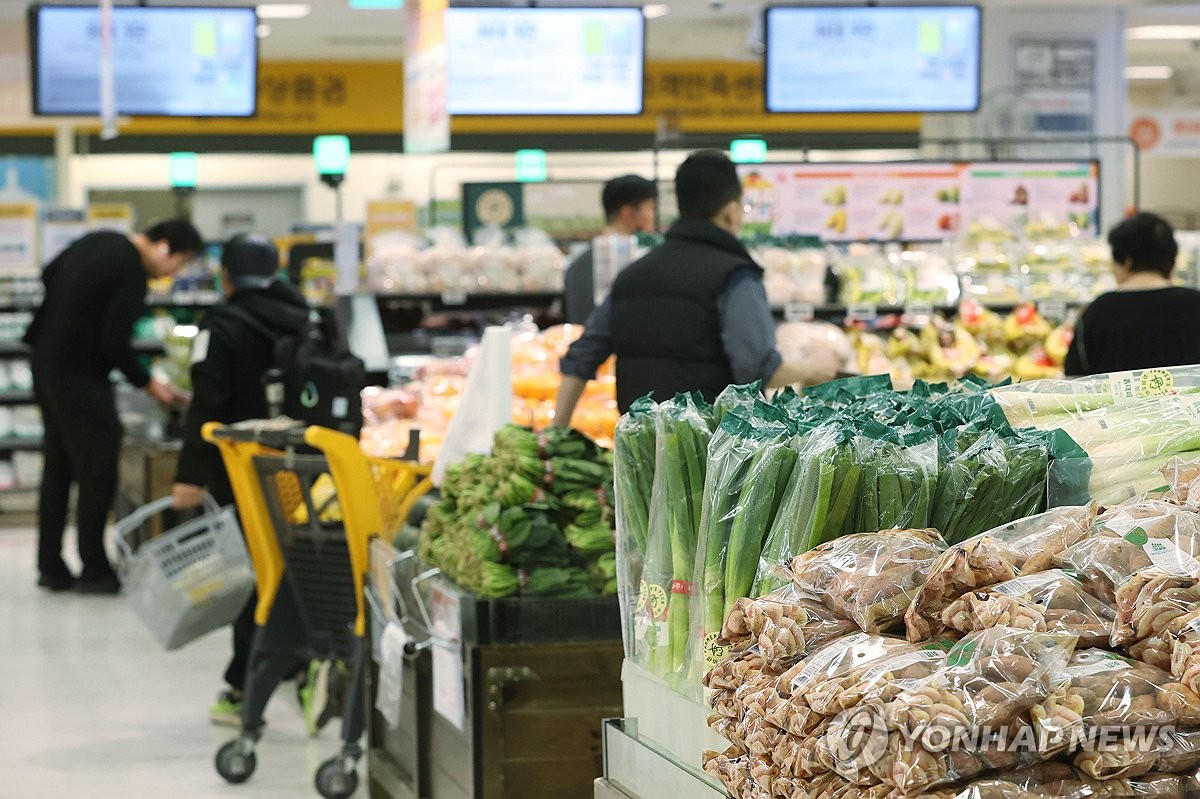 资料图片：3月29日，在首尔龙山区易买得龙山店，市民在选购蔬菜。 韩联社